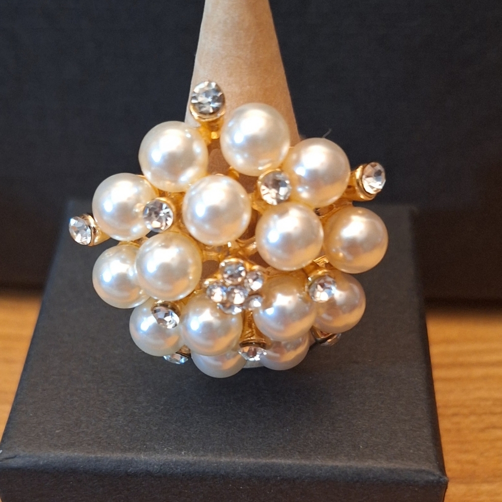 Brand New Big Chunky‎ Adjustable White Pearls Ring. Women's Fashion Jewelry